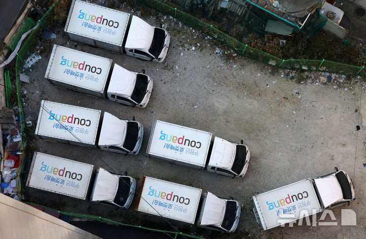 [서울=뉴시스] 홍효식 기자 = 서울 시내 한 차고지에 쿠팡 배송 차량이 주차돼 있다.2025.12.04. yesphoto@newsis.com