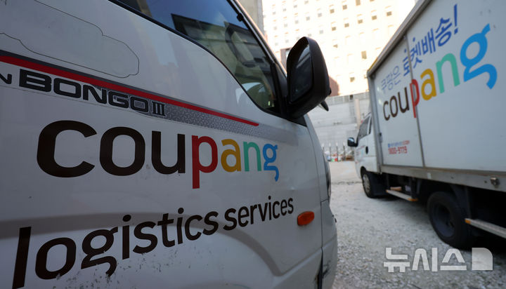 [서울=뉴시스] 홍효식 기자 = 쿠팡 대규모 개인정보 유출 사태로 논란이 이어지는 4일 서울 시내 한 차고지에 쿠팡 배송 차량이 주차돼 있다. 온라인상에서 비정상 로그인 시도, 해외 결제 승인 알림, 스미싱 문자 수신 등 2차 피해 사례가 잇따르면서 소비자 불안감이 커져 쿠팡 서비스를 중단하거나 계정을 삭제하려는 소비자들이 늘고 있다. 업계에 따르면 쿠팡 사태 이후 온라인 자영업자 커뮤니티를 중심으로 주문 감소를 호소하는 글이 잇따르고 있다. 또한 한국어로 서비스되는 쿠팡 플랫폼 뒤에 중국인을 포함한 외국인 개발 인력들이 있었다는 사실이 확인되는 등 논란이 계속되고 있다. 2025.12.04. yesphoto@newsis.com