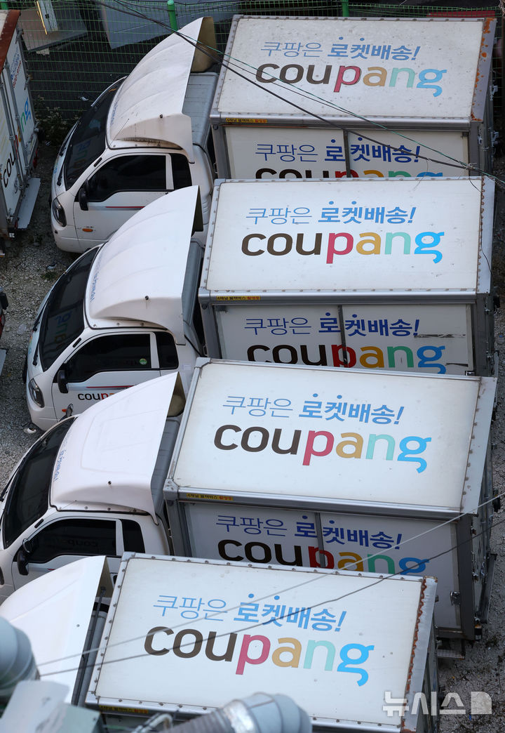 [서울=뉴시스] 홍효식 기자 = 쿠팡 대규모 개인정보 유출 사태로 논란이 이어지는 4일 서울 시내 한 차고지에 쿠팡 배송 차량이 주차돼 있다.온라인상에서 비정상 로그인 시도, 해외 결제 승인 알림, 스미싱 문자 수신 등 2차 피해 사례가 잇따르면서 소비자 불안감이 커져 쿠팡 서비스를 중단하거나 계정을 삭제하려는 소비자들이 늘고 있다. 업계에 따르면 쿠팡 사태 이후 온라인 자영업자 커뮤니티를 중심으로 주문 감소를 호소하는 글이 잇따르고 있다. 또한 한국어로 서비스되는 쿠팡 플랫폼 뒤에 중국인을 포함한 외국인 개발 인력들이 있었다는 사실이 확인되는 등 논란이 계속되고 있다. 2025.12.04. yesphoto@newsis.com