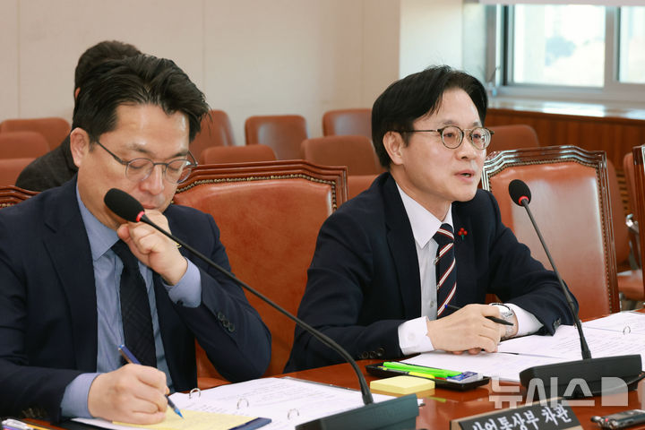 [서울=뉴시스] 고승민 기자 = 김정관 산업통상자원부 장관이 4일 서울 여의도 국회에서 열린 산업통상자원중소벤처기업위원회 전체회의에서 의원 질의에 답하고 있다. 2025.12.04. kkssmm99@newsis.com