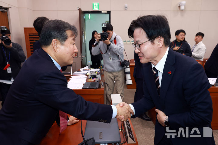 [서울=뉴시스] 고승민 기자 = 김정관 산업통상자원부 장관이 4일 서울 여의도 국회에서 열린 산업통상자원중소벤처기업위원회 전체회의에서 반도체특별법 등 안건 가결 후 이철규 산자위원장과 인사를 하고 있다. 2025.12.04. kkssmm99@newsis.com