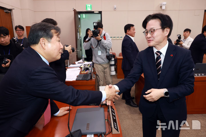 [서울=뉴시스] 고승민 기자 = 김정관 산업통상자원부 장관이 4일 서울 여의도 국회에서 열린 산업통상자원중소벤처기업위원회 전체회의에서 반도체특별법 등 안건 가결 후 이철규 산자위원장과 인사를 하고 있다. 2025.12.04. kkssmm99@newsis.com