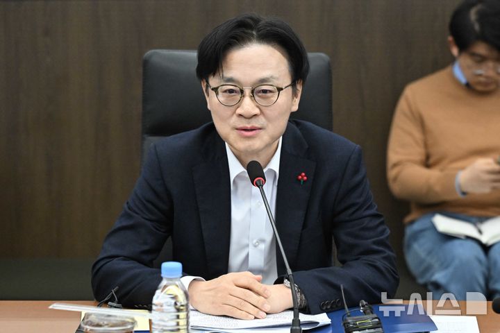 [서울=뉴시스] 김선웅 기자 = 김정관 산업통상부 장관이 4일 오후 서울 중구 대한상공회의소에서 열린 'M.AX 얼라이언스-국민성장펀드 연계 간담회'에서 모두발언을 하고 있다. (공동취재) 2025.12.04. photo@newsis.com