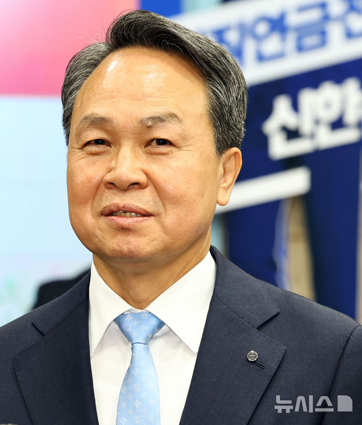 [서울=뉴시스] 최진석 기자 = 신한금융지주 차기 회장 후보로 최종 선출된 진옥동 신한금융그룹 회장이 4일 서울 중구 신한금융지주회사 사옥을 나서며 기자들의 질문에 답하고 있다. 이날 신한금융지주 회장후보추천위원회(회추위)는 진 회장을 차기 회장 후보를 선출했다고 밝혔다. 2025.12.04. myjs@newsis.com