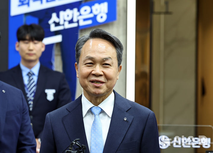 [서울=뉴시스] 최진석 기자 = 신한금융지주 차기 회장 후보로 최종 선출된 진옥동 신한금융그룹 회장이 4일 서울 중구 신한금융지주회사 사옥을 나서며 기자들의 질문에 답하고 있다. 이날 신한금융지주 회장후보추천위원회(회추위)는 진 회장을 차기 회장 후보를 선출했다고 밝혔다. 2025.12.04. myjs@newsis.com