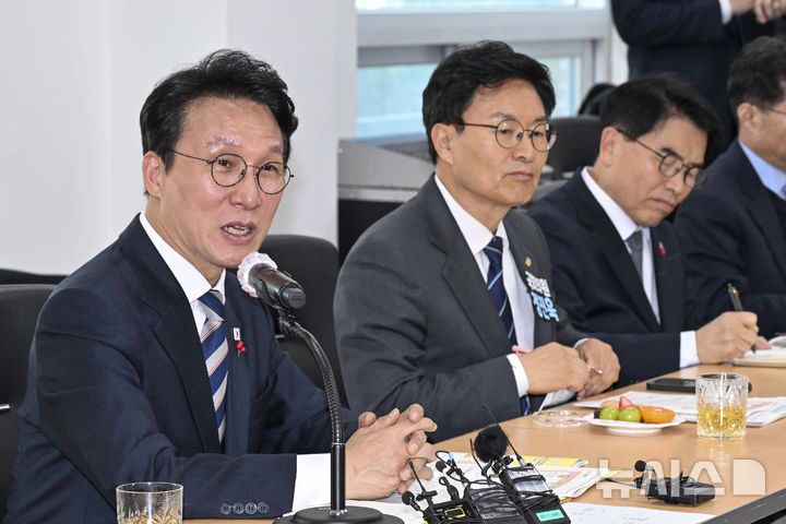 [광주=뉴시스] 김민석 국무총리가 4일 광주 남구 노대동 빛고을 노인건강타운을 방문, 관계자들과 가진 간담회에서 인사말을 하고 있다. (사진 = 광주·전남사진기자단) 2025.12.04. photo@newsis.com
