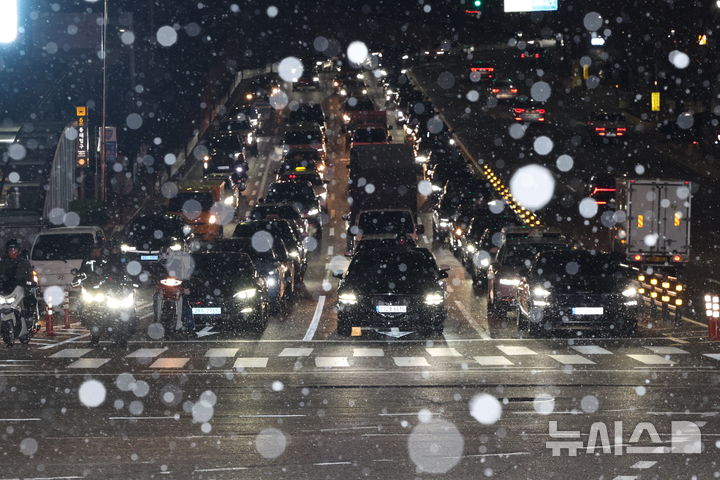 [서울=뉴시스] 황준선 기자 = 서울·인천·경기·강원 대설주의보가 발효된 4일 오후 서울 중구 거리에 눈이 내리고 있다. 2025.12.04. hwang@newsis.com