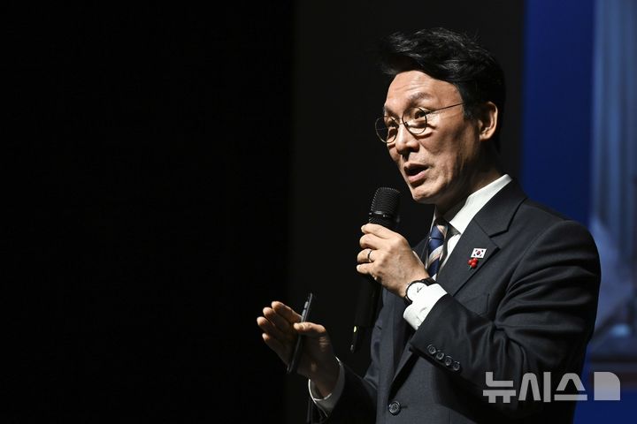 [광주=뉴시스] 김민석 국무총리가 4일 광주 서구 서빛마루 문화예술회관에서 광주시민들을 대상으로 국정설명회를 하고 있다. (사진 = 광주·전남사진기자단) 2025.12.04. photo@newsis.com