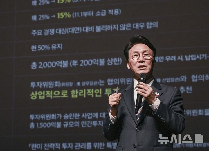 [광주=뉴시스] 김민석 국무총리가 4일 광주 서구 서빛마루 문화예술회관에서 광주시민들을 대상으로 국정설명회를 하고 있다. (사진 = 광주·전남사진기자단) 2025.12.04. photo@newsis.com