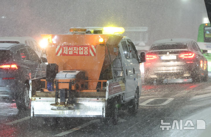 [서울=뉴시스] 황준선 기자 = 서울·인천·경기·강원 대설주의보가 발효된 4일 오후 서울 중구 거리에서 제설작업 차량이 이동하고 있다. 2025.12.04. hwang@newsis.com