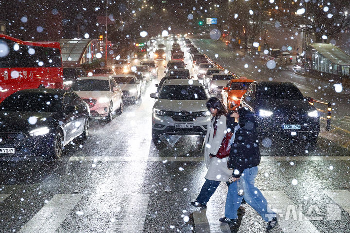 [서울=뉴시스] 황준선 기자 = 서울·인천·경기·강원 대설주의보가 발효된 지난 4일 오후 서울 중구 거리에 눈이 내리고 있다. (사진=뉴시스DB) hwang@newsis.com