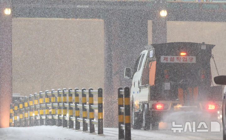 [서울=뉴시스] 황준선 기자 = 서울·인천·경기·강원 대설주의보가 발효된 4일 오후 서울 중구 거리에서 제설작업 차량이 이동하고 있다. 2025.12.04. hwang@newsis.com