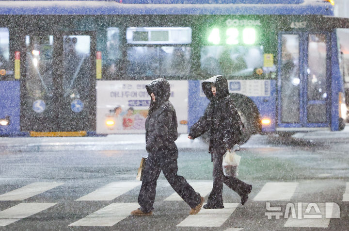 [서울=뉴시스] 황준선 기자 = 서울·인천·경기·강원 대설주의보가 발효된 지난 4일 오후 서울 중구 거리에 눈이 내리고 있다. 2025.12.04. hwang@newsis.com