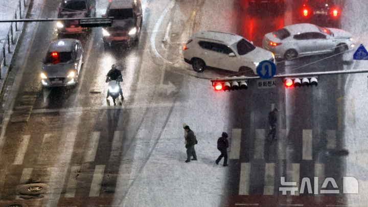 [서울=뉴시스] 최진석 기자 = 서울·인천·경기·강원 대설주의보 발효된 4일 서울 중구 도심에서 시민들이 횡단보도를 건너도 있다. 2025.12.04. myjs@newsis.com