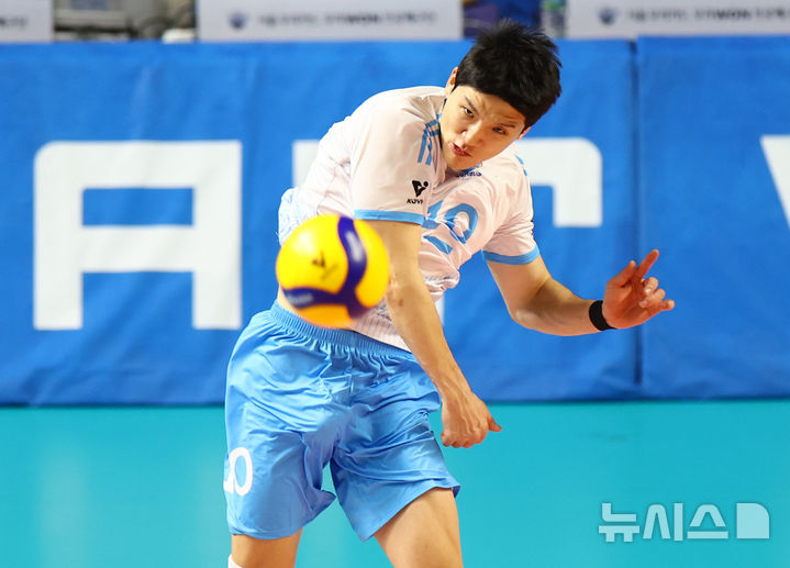 [서울=뉴시스] 황준선 기자 = 4일 서울 중구 장충체육관에서 열린 진에어 2025~2026 V-리그 남자부 대한항공 점보스와 우리카드 우리WON의 경기, 대한항공 정지석이 서브를 넣고 있다. 2025.12.04. hwang@newsis.com