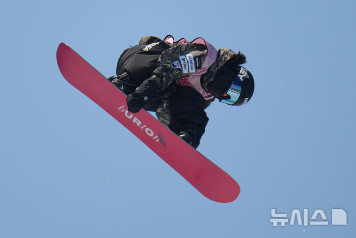 [베이징=AP/뉴시스] 유승은이 5일 중국 베이징 쇼우강 파크에서 열린 국제스키연맹(FIS) 스노보드 월드컵 여자 빅에어 예선에 출전해 기술을 선보이고 있다. 2025.12.05.