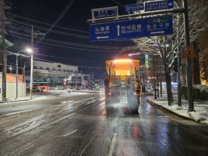 [수원=뉴시스]수원시가 전날 밤 내린 눈으로 도로가 결빙된 곳에 염화칼슘 살포 등 제설작업을 벌이고 있다.(사진=수원시 제공)2025.12.05.photo@newsis.com *재판매 및 DB 금지