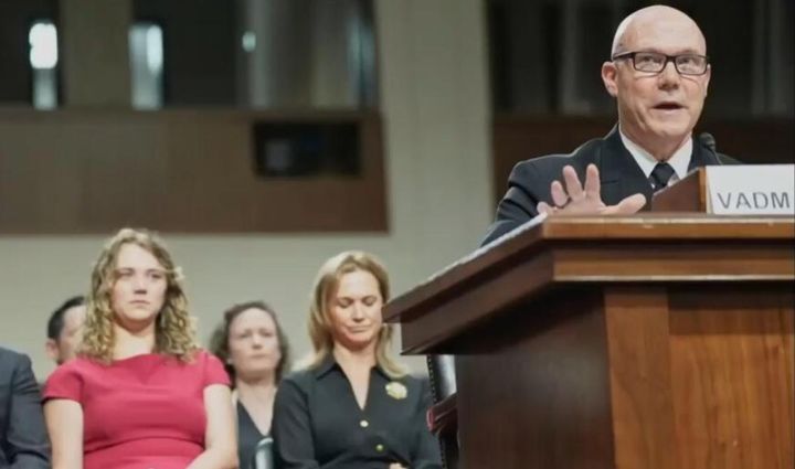 [AP/뉴시스] 미군이 베네수엘라 마약 운반 의심 선박을 공격한 뒤 생존자에 가한 '2차 공격'을 둘러싼 논쟁이 격화되는 가운데, 도널드 트럼프 행정부의 강경한 마약 차단 정책에 호의적이던 여론이 바뀌고 있다고 미국 언론이 보도했다. 사진은 카리브해 마약 운반 의심 선박 '2차 공격'을 지휘한 프랭크 브래들리 특수작전사령관(해군 대장). 2025.12.05.  *재판매 및 DB 금지