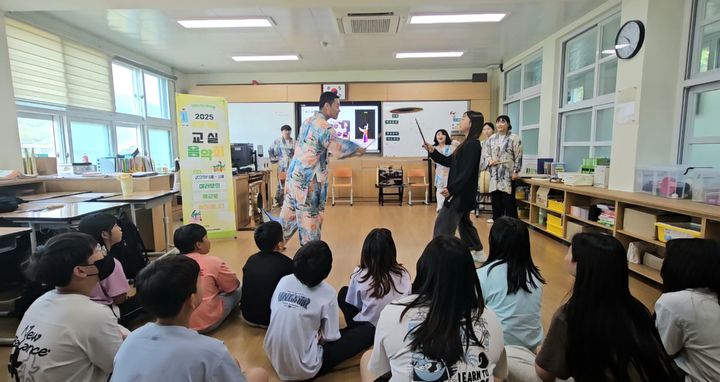 [진도=뉴시스]남도국악원 '찾아가는 교실음악회. (사진=국립남도국악원 제공) 2025.12.05. photo@newsis.com *재판매 및 DB 금지