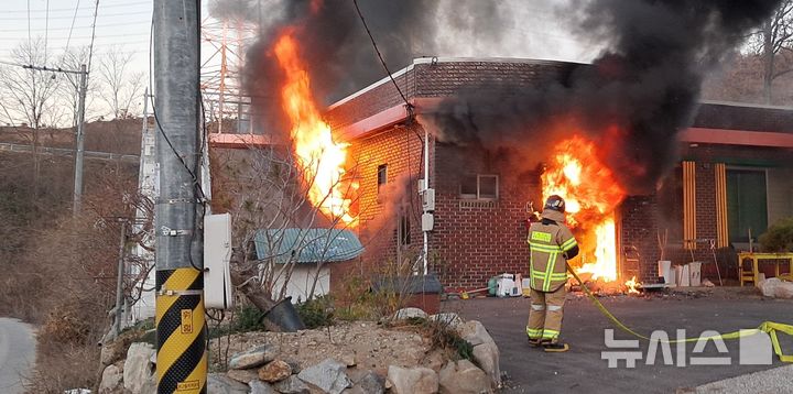 [울진=뉴시스] 안병철 기자 = 지난 4일 오전 7시16분께 경북 울진군 북면 한 주택에서 화재가 발생했다.(사진=경북소방본부 제공) 2025.12.05. photo@newsis.com