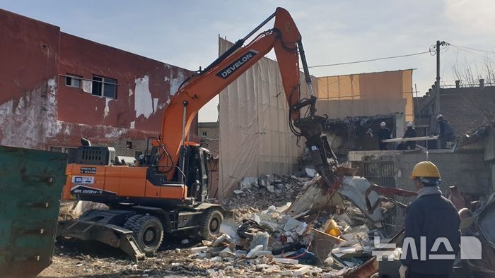 [파주=뉴시스] 경기 파주시 성매매집결지 내 불법 건축물에 대한 행정대집행이 실시되고 있다.(사진=파주시 제공)photo@newsis.com
