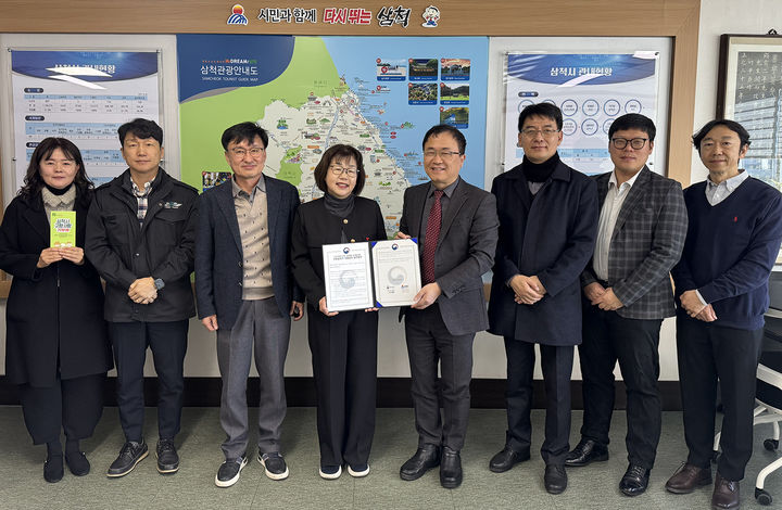 삼척시는 지난 4일 시청사에서 관계자들이 참석한 가운데 방위사업청과 ‘지방살리기 상생·교류협력 자매결연’을 체결하고 있다.(사진=삼척시 제공) *재판매 및 DB 금지