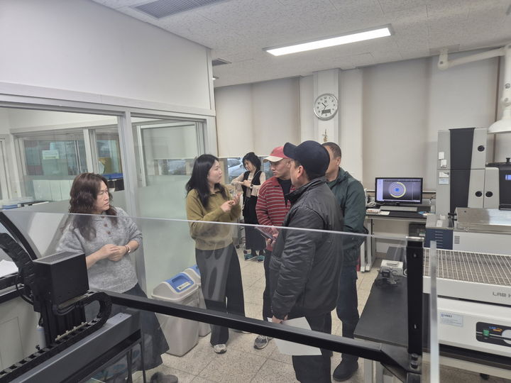 [부여=뉴시스] 부여군에서 과학농업 교육 받고 있는 우즈베키스탄 농업연수생. *재판매 및 DB 금지