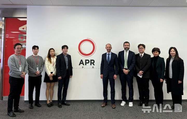 [서울=뉴시스] 에이피알 관계자가 4일 서울 송파구 에이피알 본사를 찾은 세계지식재산기구(WIPO) 관계자와 기념 사진을 촬영하고 있다. (사진=에이피알 제공) 2025.12.05. photo@newsis.com