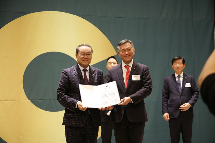 [안산=뉴시스]허숭 안산도시공사 사장(사진 앞쪽 오른쪽)이 4일 안산 엠블던 호텔에서 열린 '2025 경기도 지역사회공헌 인정의 날'에서 강기태 경기도사회복지협의회장(왼쪽)으로부터 2025년 지역사회공헌 인정제 보건복지부 장관상을 전달받고 기념촬영을 하고 있다.(사진=안산도시공사 제공)2025.12.05.photo@newsis.com *재판매 및 DB 금지