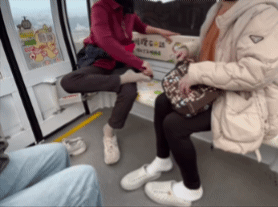 [서울=뉴시스]대만 마오콩 케이블카 내부에서 한 여성이 신발을 벗고 발을 마사지하는 모습이 포착됐다.(사진출처: SNS) 2025.12.05. *재판매 및 DB 금지