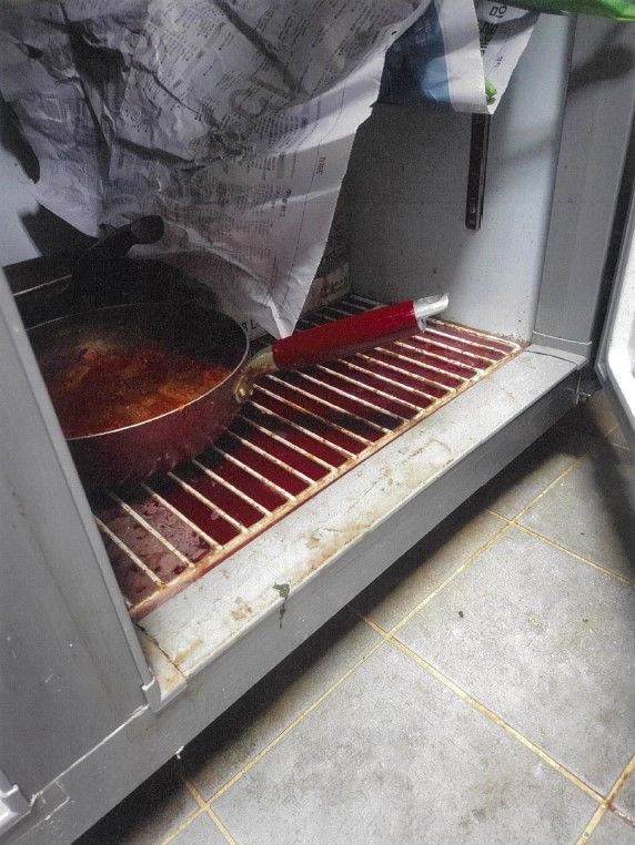 [서울=뉴시스] 식품의약품안전처는 겨울철 다소비 식품인 김치찜, 해물탕 등을 조리해 배달·판매하는 음식점과 공유주방 총 3812곳을 대상으로 집중 점검한 결과 '식품위생법'을 위반한 35곳을 적발해 관할 지방자치단체에 행정처분 등 조치를 요청했다고 5일 밝혔다. 사진은 이번 검점에서 적발된 위생적 취급기준 위반(조리실 위생불량)의 모습. (사진=식약처 제공) 2025.12.05. photo@newsis.com *재판매 및 DB 금지