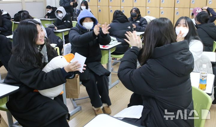 [청주=뉴시스] 서주영 기자 = 5일 충북 청주시 일신여자고등학교에서 학생들이 친구의 수능 성적을 듣고 축하해주고 있다. 2025.12.05. juyeong@newsis.com *재판매 및 DB 금지
