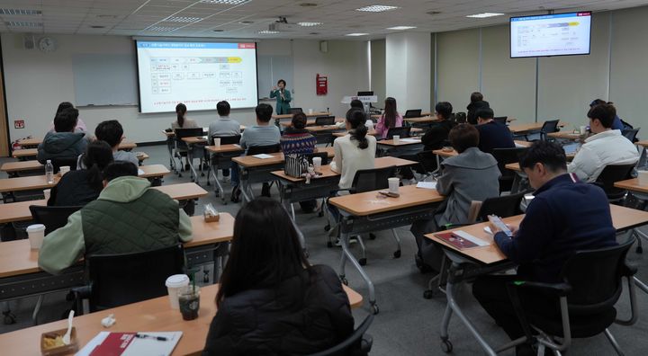 [서울=뉴시스] 공영홈쇼핑의 방송심의 교육 및 테스트. (사진=공영홈쇼핑 제공) 2025.12.05. photo@newsis.com *재판매 및 DB 금지