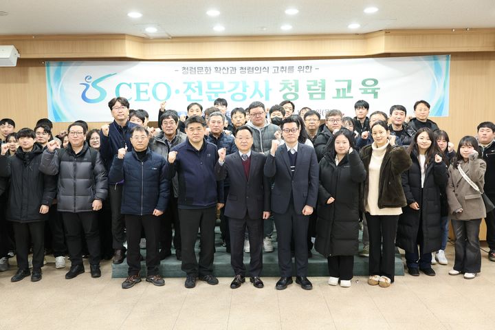 [인천=뉴시스] 인천환경공단 직원들이 지난 4일 공단 본부에서 CEO·전문강사 청렴교육을 받고 기념사진을 촬영하고 있다. (사진=인천환경공단 제공) 2025.12.05. photo@newsis.com *재판매 및 DB 금지