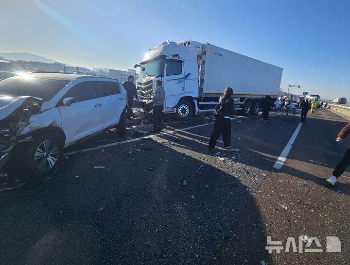 [청주=뉴시스] 사고 현장 (사진= 청주동부소방서 제공) 2025.12.05. photo@newsis.com *재판매 및 DB 금지