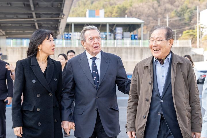 [서울=뉴시스] 윤동한(오른쪽) 한국콜마 회장이 슈뢰더 전 독일 총리(가운데)와 김소연 슈뢰더-김 재단 이사장과 함께 세종공장을 둘러보고 있다. (사진=콜마그룹 제공) *재판매 및 DB 금지