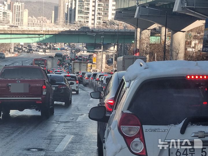 [의정부=뉴시스] 김도희 기자 = 5일 오전 10시30분께 경기 의정부시 장안고가교 일대 극심한 차량 정체가 빚어지고 있다. 2025.12.05 kdh@newsis.com