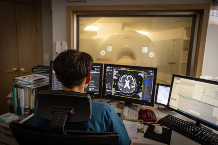 '판 키우자' 만든 디지털의료제품법…"발목 잡을라" 우려[물 들어온 의료AI③]