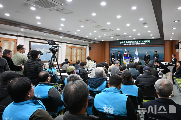 [남해=뉴시스] 차용현 기자 = 5일 오전 경남 남해군 장충남 군수가 군청 대회의실에서 기자회견을 열고, 경남도의회 예산안 심사 과정에서 남해군 농어촌 기본소득 사업의 도비가 전액 삭감된 데 대한 입장을 밝히고 있다. 2025.12.05. con@newsis.com 
