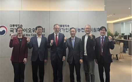 [서울=뉴시스] 국가인공지능전략위원회 임문영 상근 부위원장이 데이비드 자폴스키 아마존(Amazon) 글로벌 대외정책 및 법무 총괄 수석 부회장과 면담을 가졌다. (사진=국가인공지능전략위원회 제공) *재판매 및 DB 금지