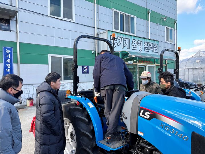 [함양=뉴시스] 함양군, 농업용 굴착기 및 트랙터 안전 교육 (사진=함양군 제공) 2025. 12. 05. photo@newsis.com *재판매 및 DB 금지