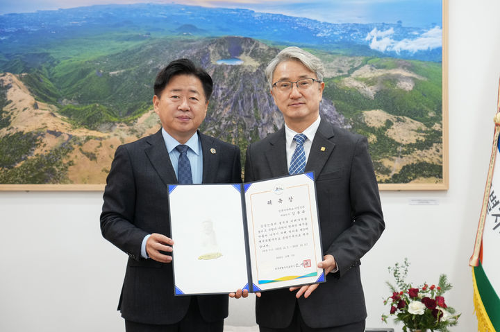 [제주=뉴시스] 오영훈(왼쪽) 제주지사와 강봉유 건축사가 5일 오전 제주도청에서 열린 총괄건축가 위촉식 이후 기념 촬영을 하고 있다. (사진=제주도 제공) 2025.12.05. photo@newsis.com *재판매 및 DB 금지