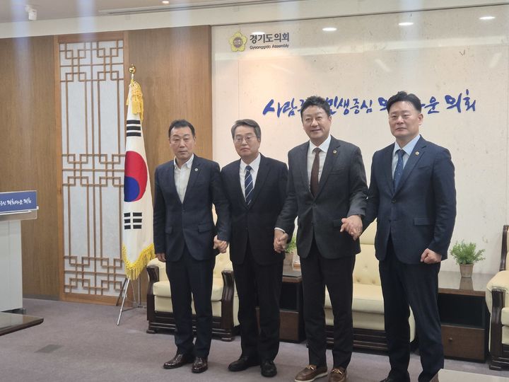 [수원=뉴시스] 이병희 기자 = 김동연 경기도지사와 경기도의회 김진경 의장, 최종현 더불어민주당 대표의원, 이용호 국민의힘 총괄수석부대표가 5일 오전 11시께 도의회 의장실에서 기념사진을 찍고 있다.2025.12.05. iambh@newsis.com *재판매 및 DB 금지