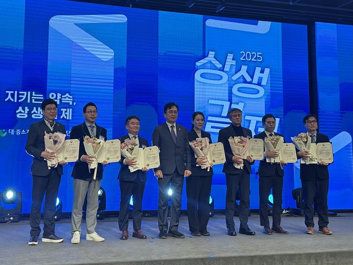 [진주=뉴시스]국토안전관리원, 윤영도(사진 왼쪽 두번째 )실장.(사진=국토안전관리원 제공).2025.12.05.photo@newsis.com *재판매 및 DB 금지