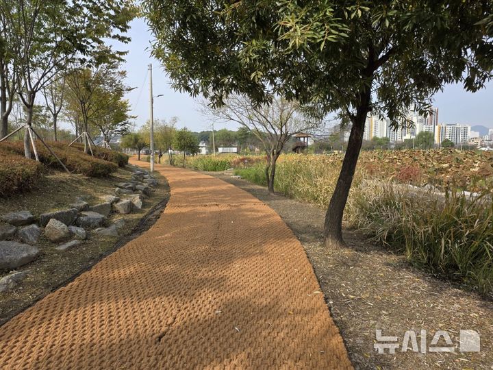 [의왕=뉴시스] 정비 사업을 완료한 경기 의왕시 왕송호수 공원. (사진=의왕시 제공) 2025.12.05. photo@newsis.com