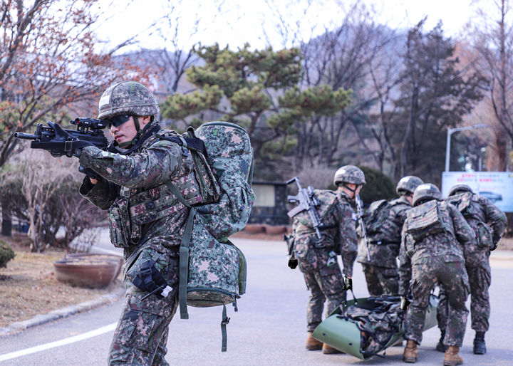 [서울=뉴시스] 최정예 300전투원 대표선발을 위한 사단 경연대회에 참가한 장병들이 전투부상자처치 능력을 평가받고 있다. (사진=육군 제공) 2025.12.05. photo@newsis.com *재판매 및 DB 금지
