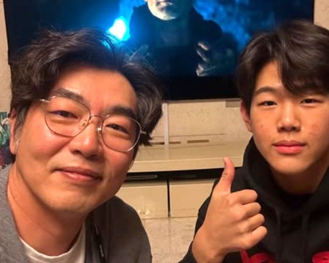 [서울=뉴시스] 이종혁과 아들 이준수 군. 이종혁은 4일 뉴시스와 단독인터뷰에서 "두 아들에게 친구처럼 대하고 걔들도 날 친구처럼 대한다"며 웃었다. (사진=이종혁 인스타그램) 2025.12.04. photo@newsis.com *재판매 및 DB 금지