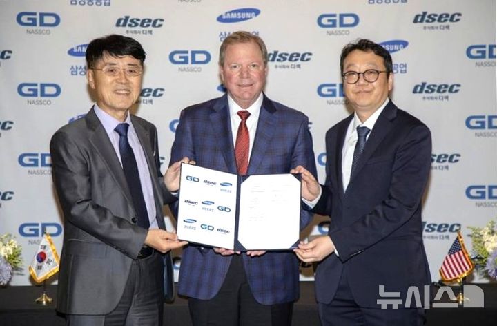 [포항=뉴시스] 송종욱기자 = 디섹-삼성중공업-미국 나스코가 미국 조선 설계·제조 자동화와 기술 협력을 위한 합의 각서(MOA)를 맺었다. 사진은 합의 각서를 체결한 후 윤석용(왼쪽부터) 디섹 대표이사, 데이브 카버 나스코 사장, 강주년 삼성중공업 미주사업팀장이 기념 촬영하는 모습. (사진=디섹 제공) 2025.12.05. photo@newsis.com  