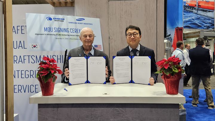 [거제=뉴시스] 신정철 기자= 삼성중공업이 5일, 미국 뉴올리언즈에서 열린 세계 워크보트쇼에서 미국 콘래드(Conrad)조선소와 LNG벙커링선 공동 건조 사업 협력을 위한 MOU(양해각서)를 체결했다. 사진은 강주년 삼성중공업 팀장(오른쪽)과 조니 콘래드(Johnny Conrad) 콘래드조선소 의장이 양해각서 기념 촬영을 하고 있다.(사진=삼성중공업 제공).2025.12.05. photo@newsis.com *재판매 및 DB 금지