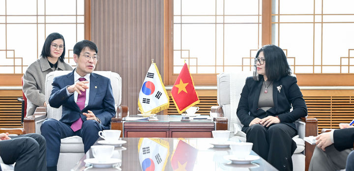 [대구=뉴시스]김정기 대구시장 권한대행이 5일 오전 시청 산격청사 접견실에서 '도안 프엉 란(Doan Phuong Lan)' 주부산 베트남 총영사와 만나고 있다(사진=대구시 제공) 2025.12.05 photo@newsis.com *재판매 및 DB 금지